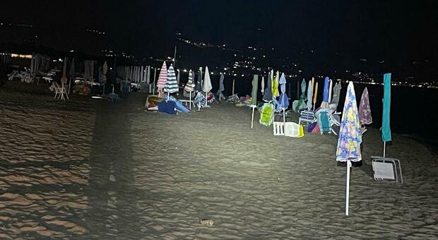  Ombrelloni lasciati in spiaggia tutta la notte, scatta un nuovo blitz a Capaccio Paestum 