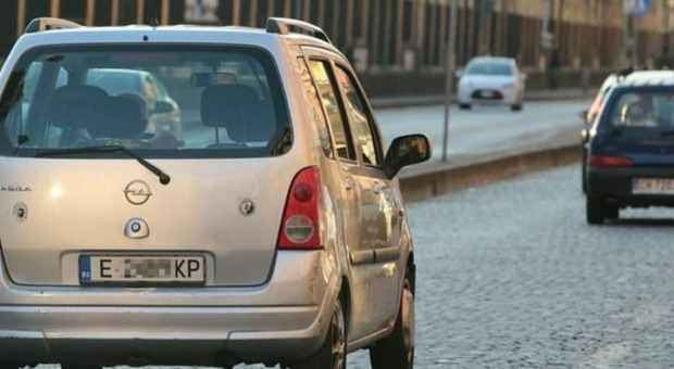 Targhe polacche in Italia, Varsavia dice stop: i cittadini italiani ora rischiano la perdita dell'auto e richieste di risarcimento 