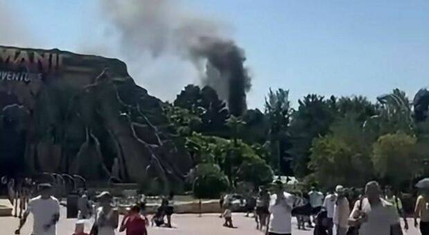 Incendio a pochi metri dalle attrazioni di Gardaland: giostre temporaneamente chiuse