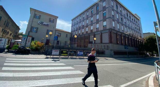 Pesaro, venduto l'ex Banca d'Italia: operazione da 3,6 milioni di euro. Il palazzo passa a una società romana Pesaro, venduto l'ex Banca d'Italia: operazione da 3,6 milioni di euro. Il palazzo passa a una società romana