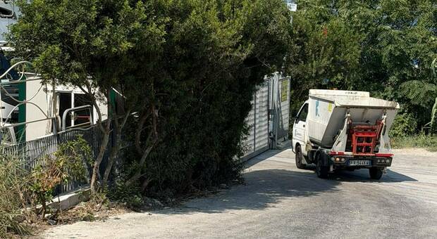  Forio, la strada dei rifiuti che sfiora la Colombaia: «Ancora lì dopo un anno» 