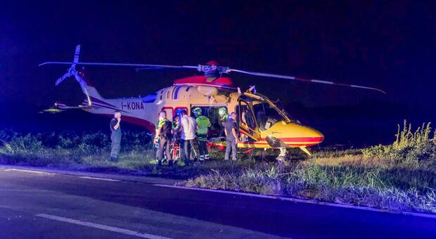 Aereo ultraleggero si schianta contro un albero e precipita nel parco della storica villa: pilota salvo, passeggero in condizioni gravissime