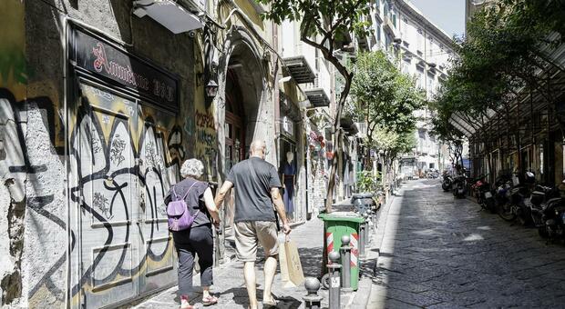  Napoli, agguato nei vicoli, la pista della droga: «Faida tra pusher» 