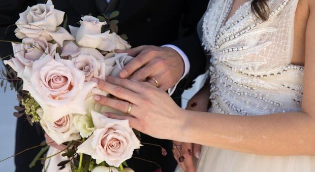 https://statics.cedscdn.it/photos/MED/2026/08/08/9697301_08063829_sposa_licenziata.jpg