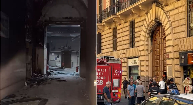  Napoli, incendio in Comune: in fiamme l'ingresso di via Verdi della Sala Consiliare 
