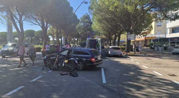 Incidente tra auto e moto a Bibione: motociclista ferito e lunghe code