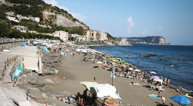  Campi Flegrei, la paura arriva in spiaggia: «Raffica di disdette nei lidi» 