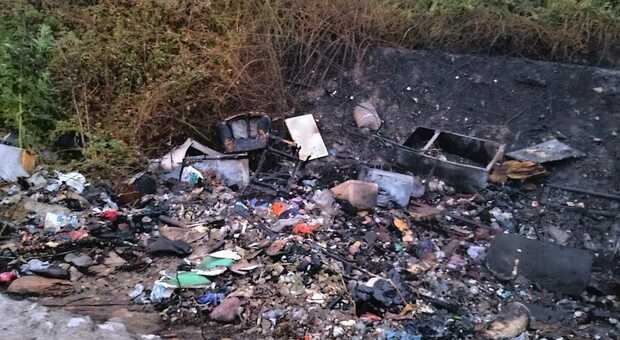  Incendio a Capua, fiamme vicino al Volturno: emersa nuova discarica abusiva 