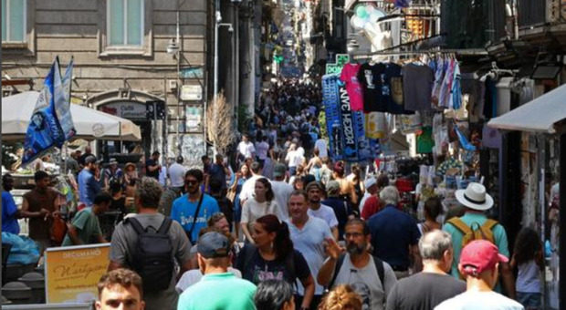  Ferragosto, Napoli fa il pieno di turisti anche con l?afa: «Vince il last minute» 