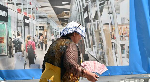 Caldo record, Napoli da 9 giorni in bollino rosso: «La vera svolta solo dopo il 18 agosto» 