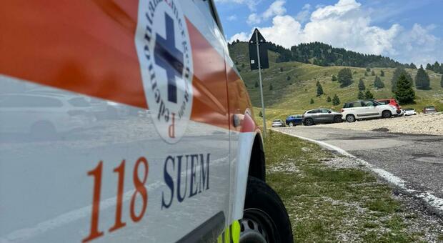 Escursionisti escono dal sentiero sul Grappa e restano in bilico sul vuoto: recuperati col verricello con il loro cagnolino