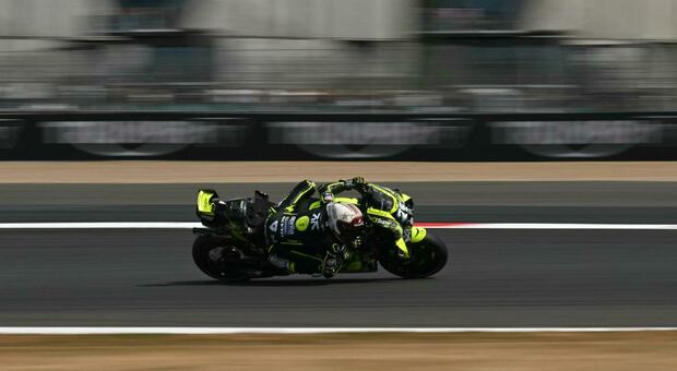 MotoGp, Raul Fernandez domina a Silverstone. Bezzecchi terzo, Bagnaia cade e si ritira