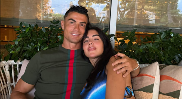 Cristiano Ronaldo sposa Georgina, i tifosi in massa davanti alla chiesa: ma era un altro matrimonio