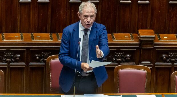  Adolfo Urso: «Ia, una gigafactory al Sud. Zes? Niente tagli ai fondi» 