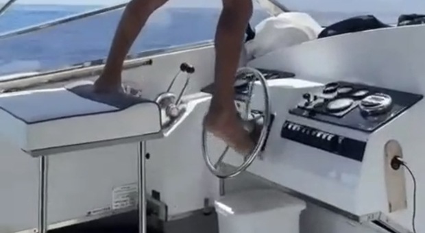  Guida la barca con i piedi, conducente denunciato dall'Amp Punta Campanella 