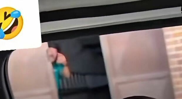 Avetrana, alcuni giovani provocano e insultano Misseri: il video becero diventa virale