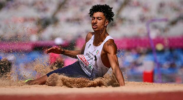 Europei atletica, Furlani si ritira dopo il primo salto: esce dallo stadio in sedia a rotelle