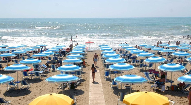Si sente male mentre nuota e viene soccorso in mare: turista 50enne muore durante la vacanza nel Cilento