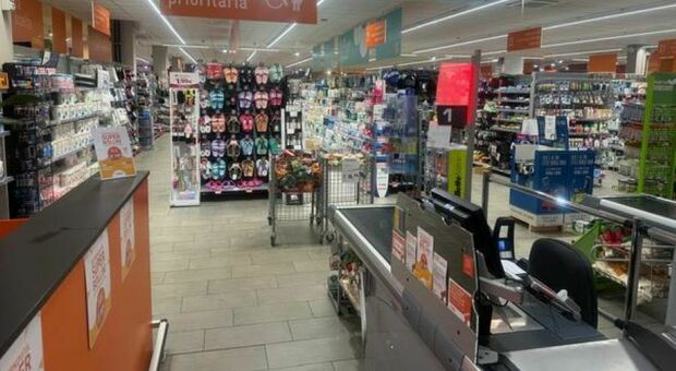 Ladri al Conad di Chiaravalle, via con la cassaforte: in 5 minuti spariscono 60mila euro Ladri al Conad di Chiaravalle, via con la cassaforte: in 5 minuti spariscono 60mila euro