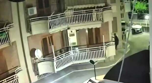  Fotografa ladro che si arrampica su un balcone, banditi in fuga 