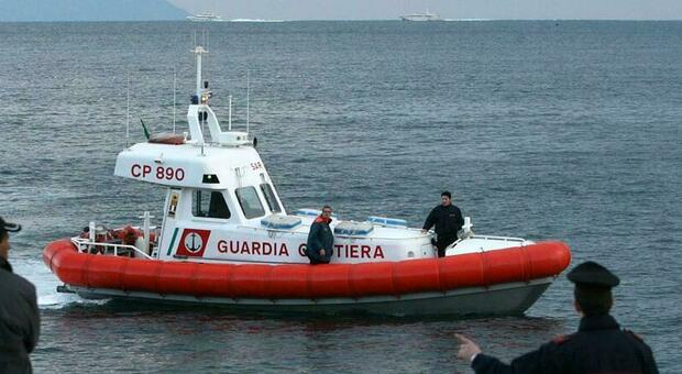  Barca rischia di affondare, soccorse due persone al largo di Ischia 