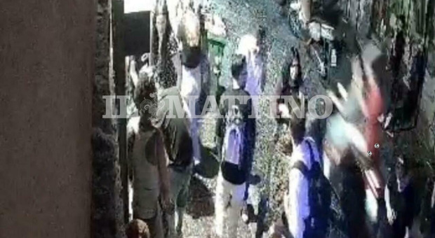  Decumani, stesa tra i vicoli. Barman ferito tra la folla: «Ecco il video dell?agguato» 