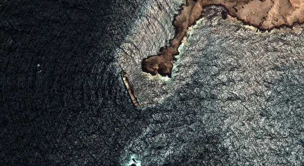 https://statics.cedscdn.it/photos/MED/2026/08/12/9704101_12115212_petroliera_russa_fiamme_petrolio_mare_oman.jpg