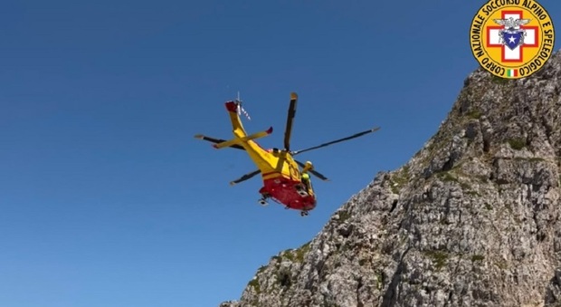 Escursionista travolto da una scarica di sassi in ferrata, gli amici lanciano l'allarme ai soccorsi: 19enne elitrasportato in ospedale