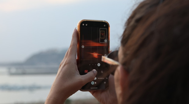  Eclissi solare a Napoli, folla in via Petrarca per assistere al fenomeno 