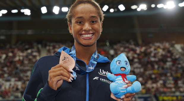 Sara Curtis, chi è la stella del nuoto italiano: i genitori, la svolta negli Usa, il fidanzato e i record (tra cui quello tolto a Federica Pellegrini)