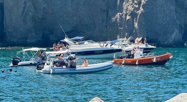  Vento a Napoli. Due ore di buriana, panico a bordo: decine di diportisti chiedono aiuto 