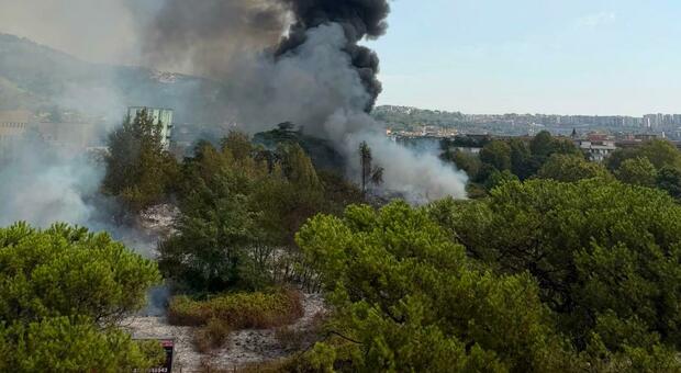  Soccavo, rogo doloso nella discarica abusiva: «L?aria è irrespirabile» 
