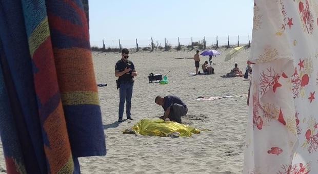  Castel Volturno, donna entra in mare e muore poco dopo: inutili i soccorsi dei presenti 