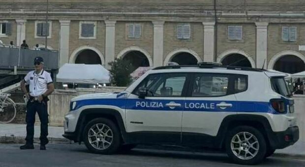 Senigallia, annullata la multa al giovane che aveva parcheggiato in divieto per salvare una 15enne Senigallia, annullata la multa al giovane che aveva parcheggiato in divieto per salvare una 15enne