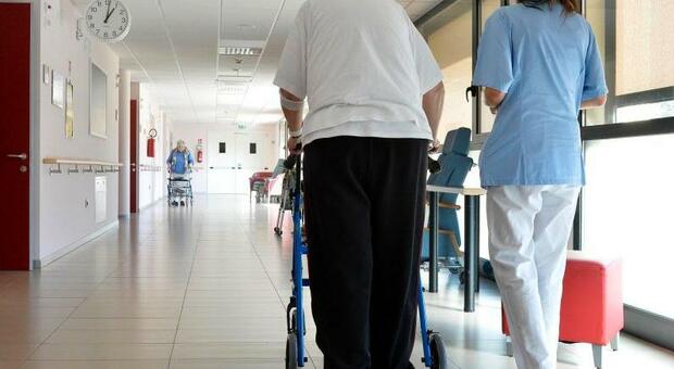 Sanità, un altro scontro: «Nelle Rsa posti letto insufficienti»