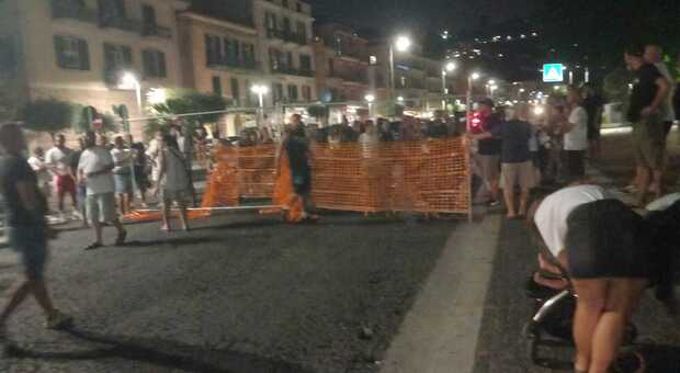  Terremoto Campi Flegrei, gli sfollati bloccano le strade a Pozzuoli 