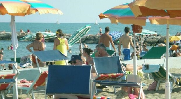 https://statics.cedscdn.it/photos/MED/2026/08/14/9707463_14061628_ombrelloni_mare.jpg