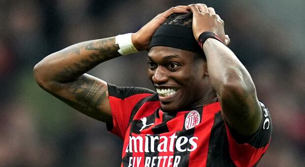 Milan, Rafael Leao resta un problema: out contro il Manchester United e rischia di saltare il debutto in campionato