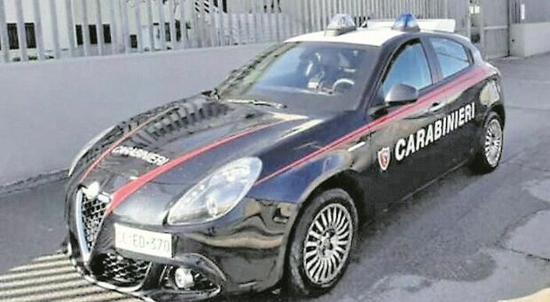 Fermato per un controllo, lancia la bici elettrica contro un carabiniere e lo ferisce: arrestato