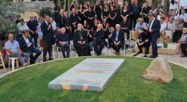 Pizzaballa nel Salento, l'appello alla pace dalla tomba di don Tonino Bello: «Gaza è distrutta, ma l'alba verrà»