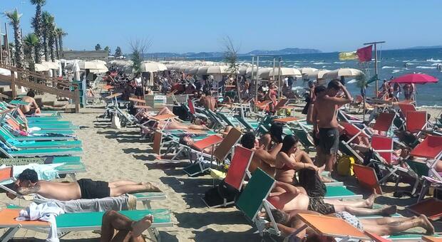 Noleggiavano abusivamente attrezzature balneari a Napoli, denunciate cinque persone 