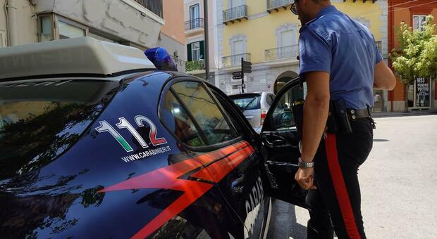  Donna segregata e picchiata, salvata dai carabinieri. Il figlio: «Siete bravi» 