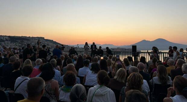  Napoli, concerto all'alba di Ferragosto a Posillipo: «La magia delle note mentre sorge il sole» 