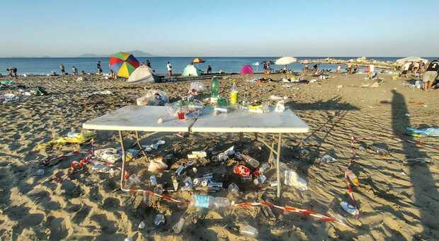  Castel Volturno, la spiaggia diventa un tappeto di rifiuti dopo i falò di Ferragosto 