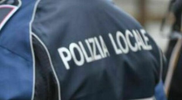 Napoli, aggredisce agente durante la fuga in scooter: fermato e condannato a un anno 