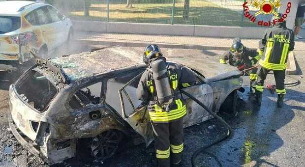 Auto prende fuoco, il conducente nota il fumo e scende giusto in tempo dal veicolo: il rogo spento dai vigili del fuoco