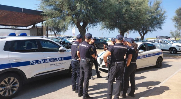  Blitz di Ferragosto a Casal Velino: sequestrati ombrelloni e lettini lasciati per riservare il posto 
