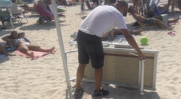 Sdraio noleggiate abusivamente e ombrelloni segnaposto: nel Salento fioccano multe e sequestri a Ferragosto