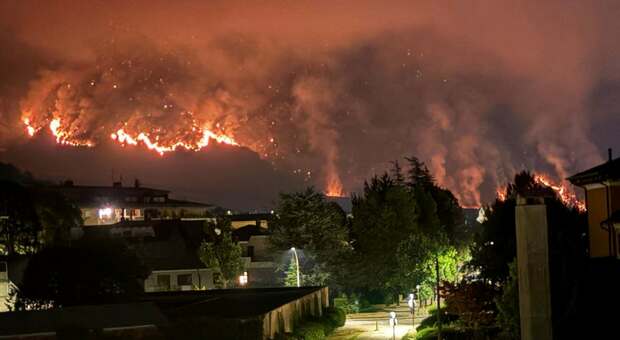 https://statics.cedscdn.it/photos/MED/2026/08/16/9709859_16152823_incendi_carnia.jpg
