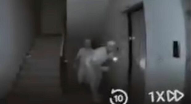  Salerno, ladri tentano di entrare negli appartamenti: i video finiscono sui social 